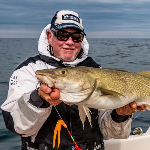 Meeresangler in Islands Westfjorden mit Dorschfang © Michael Schuwirth