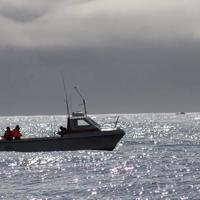 Mit dem Boot Angeln auf dem Wasser